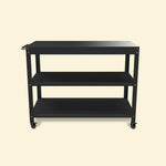 Desserte de plancha électrique en métal noir avec trois niveaux de rangement et roulettes, présentée de face sur fond uni clair.