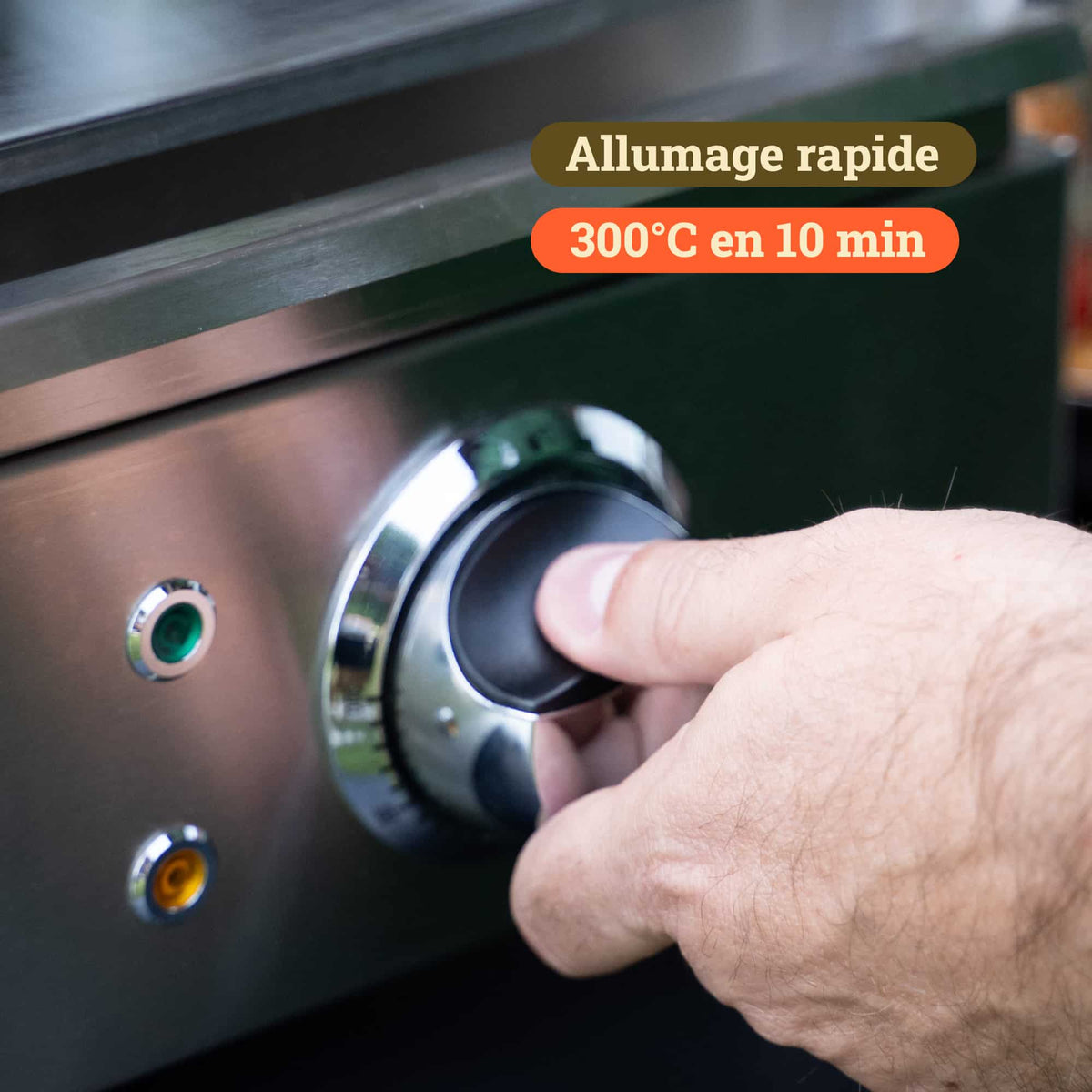 Hand die de bedieningsknop van een Vivaplancha plancha aanpast, met de vermeldingen “Snelle ontsteking” en “300°C in 10 min” op het scherm weergegeven.