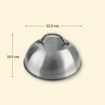 Cloche de cuisson en inox de 22,5 cm de diamètre et 10,5 cm de hauteur, avec poignée solide sur le dessus.