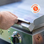 Hand verwijdert de plaat van de Vivaplancha plancha voor reiniging, met een badge “Zeer eenvoudig onderhoud” rechtsboven weergegeven.