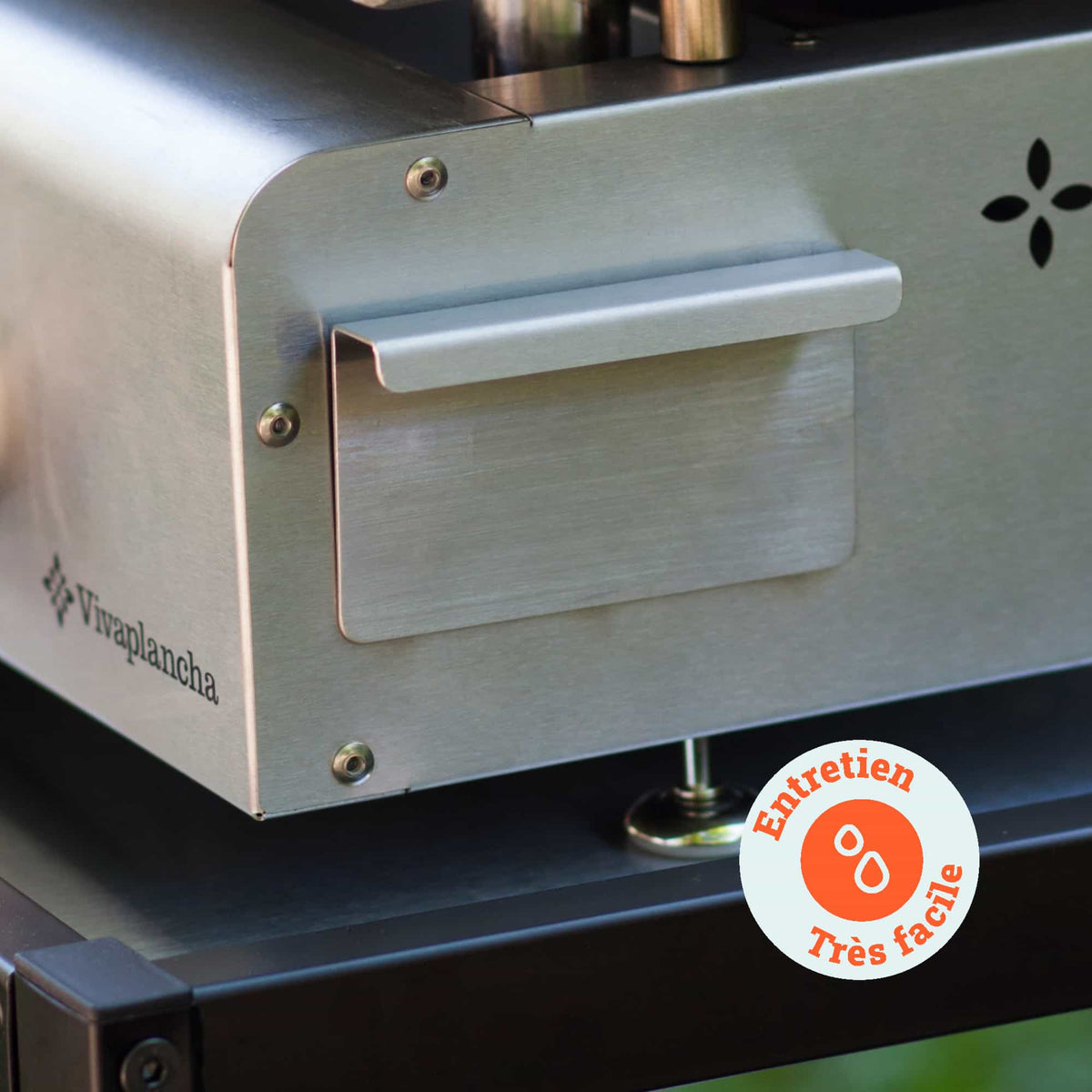 Inzoomen op de vetopvangbak van roestvrij staal van een Vivaplancha plancha, met het label "Zeer eenvoudig onderhoud" dat de eenvoudige reiniging aangeeft.