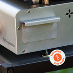 Inzoomen op de vetopvangbak van roestvrij staal van een Vivaplancha plancha, met het label "Zeer eenvoudig onderhoud" dat de eenvoudige reiniging aangeeft.