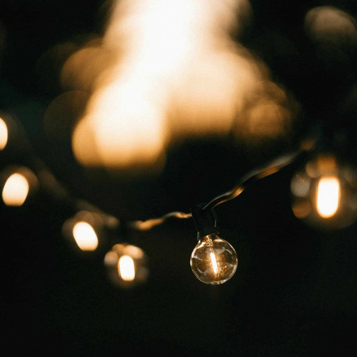 Guirlande lumineuse Goya diffusant une lumière chaude et douce, parfaite pour créer une ambiance chaleureuse en extérieur lors des soirées d’été.