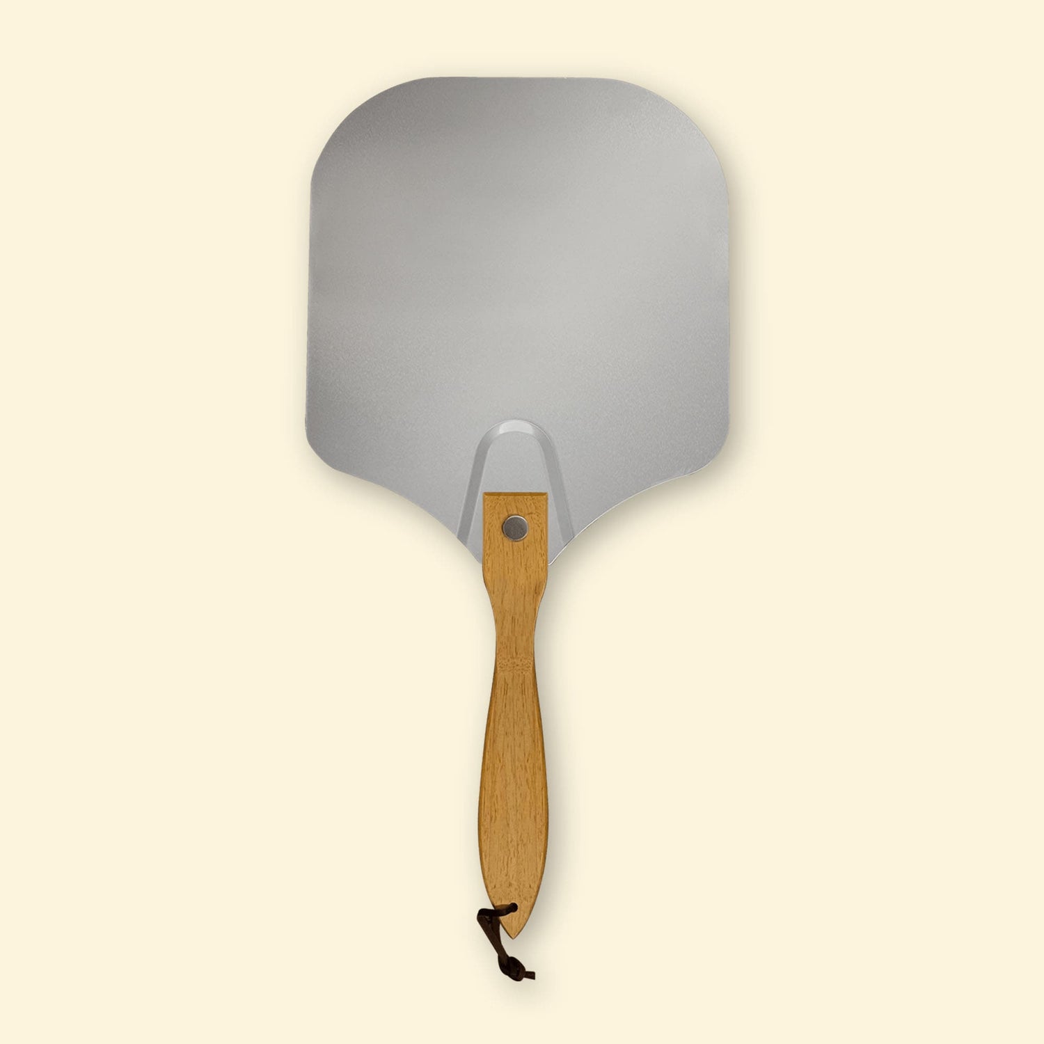Pelle à pizza en aluminium vue de face, avec large plateau rectangulaire arrondi et manche en bois équipé d’une lanière de suspension.