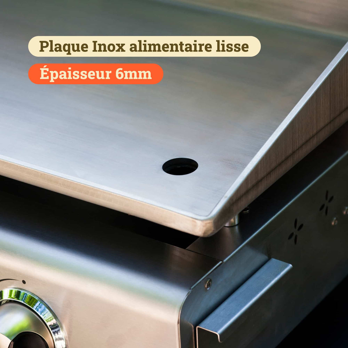 Close-up van een Vivaplancha plancha met een gladde voedselveilige roestvrijstalen plaat van 6 mm dik, met geïntegreerde afvoer aan de voorkant.