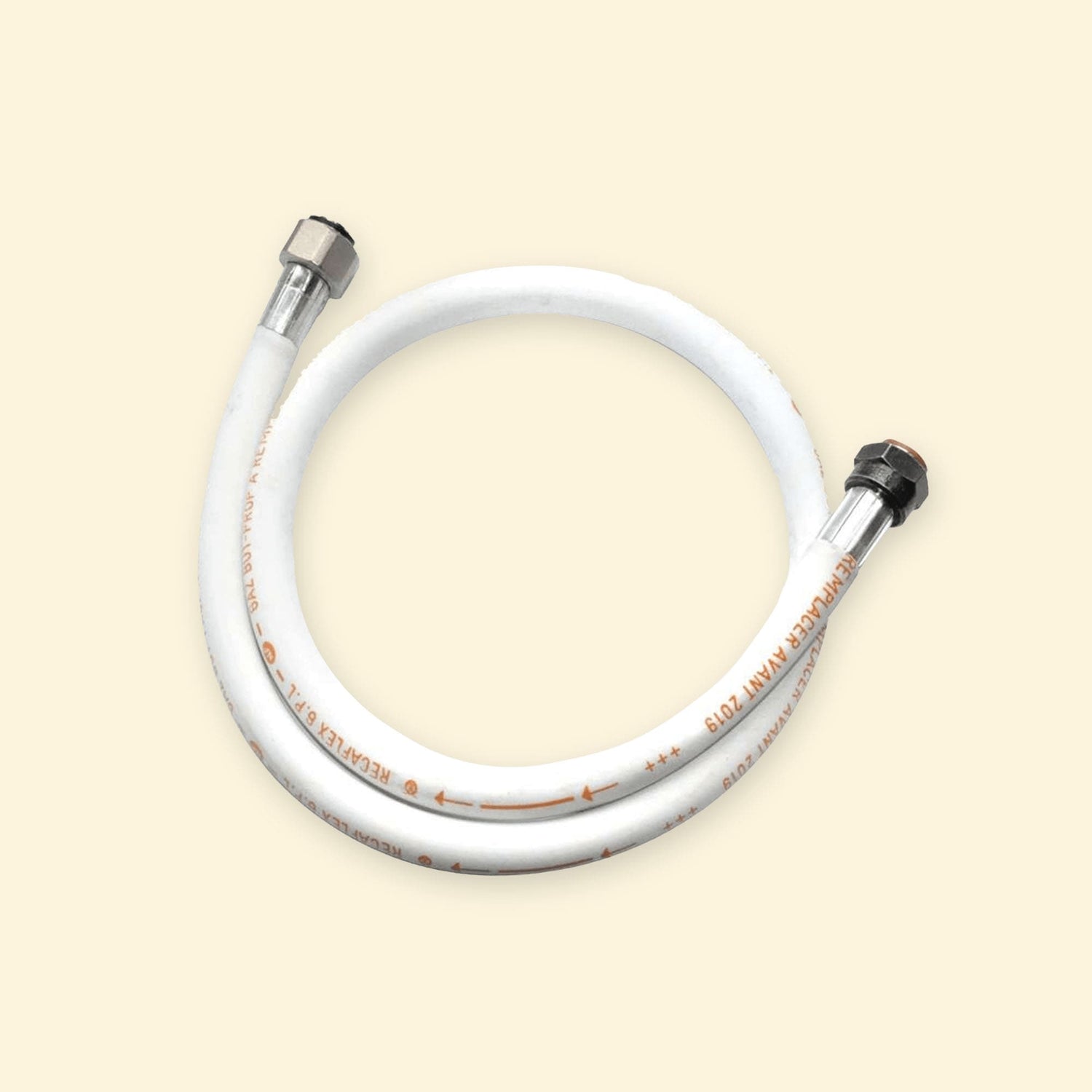 Tuyau de gaz blanc pour installation française avec embouts métalliques sertis et marquages orange, présenté enroulé sur fond uni clair.